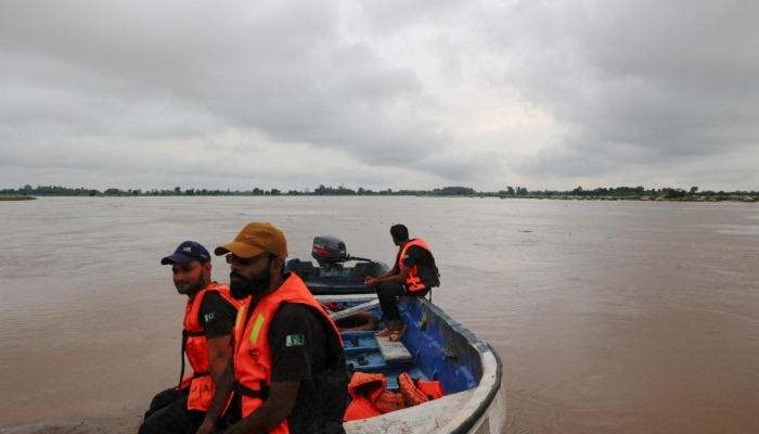 Unusual flood night in Awi, Chenab and Silaj, threat of major flood wave passing through Shahdara today 2025