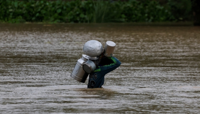 Unusual flood night in Awi, Chenab and Silaj, threat of major flood wave passing through Shahdara today 2025