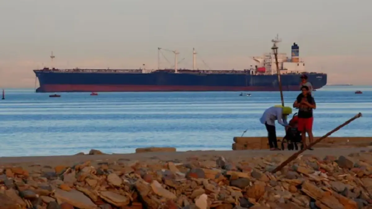 Pakistani crew 'left stranded after ship attacked' in Yemen