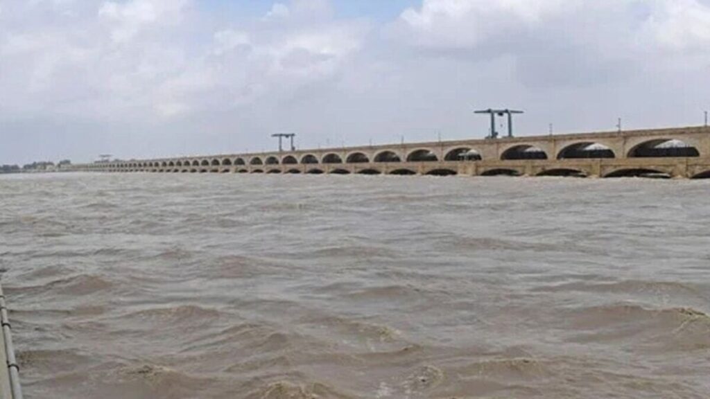 Indus River rises to medium flood at Kotri Barrage
