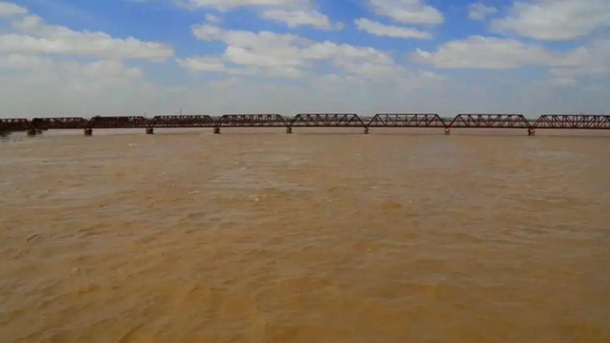 Indus River rises to medium flood at Kotri Barrage