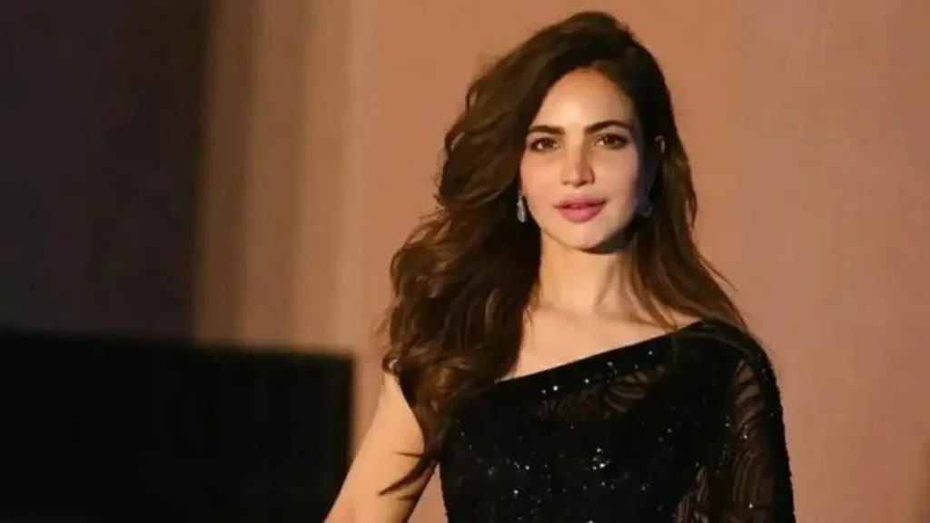 Mahira Khan Mawra Hocane embrace viral 'acha jee' trend